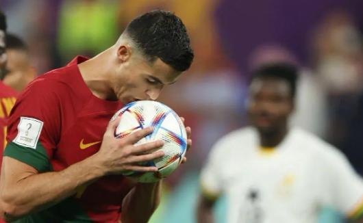 九游体育下载-巴塞罗那观众热烈欢呼！，C罗迎来五赛季出色发挥赢得满堂喝彩(c罗在巴萨)